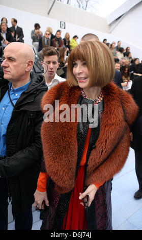 Vogue Chefredakteurin Anna Wintour kommt für die Show des französischen Modehauses Chloe als Bestandteil der Frauen Konfektion Herbst/Winter 2012/2013 Kollektion präsentiert während der Prêt Paris Fashionweek in Paris, Frankreich, 5. März 2012. Die Prêt Frauen Mode Herbst/Winter-Kollektionen sind bis 7. März 2012 präsentiert. Foto: Hendrik Ballhausen Stockfoto