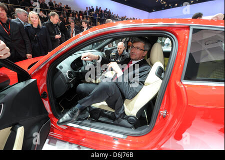 Audi-Chef Rupert Stadler präsentiert den neuen Audi A3 während der Volkswagen-Darstellung auf der Internationalen Automobilausstellung in Genf, Schweiz, 5. März 2012. Foto: Uli Deck Stockfoto