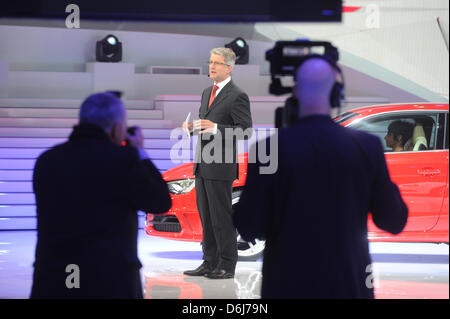 Audi-Chef Rupert Stadler präsentiert den neuen Audi A3 während der ersten Pressetag der Internationalen Automobilausstellung in Genf, Schweiz, 6. März 2012. 82. Genfer Autosalon findet vom 08 bis 18. März 2012. Foto: ULI DECK Stockfoto