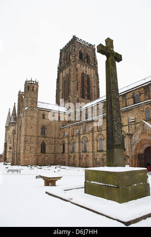 Northumbrian Cross War Memorial und Kathedrale von Durham, UNESCO-Weltkulturerbe, County Durham, England, Vereinigtes Königreich Stockfoto
