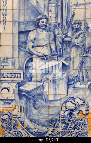 Eine Schmiede dargestellt auf traditionellen Fliesen portugiesischen Azulejo an einem Gebäude in Alfama, Lissabon, Portugal, Europa Stockfoto