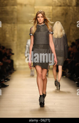 Ein Model trägt eine Schöpfung des indischen Designers Manish Arora im Rahmen von Paco Rabanne Frauen bereit zu tragen Herbst/Winter 2012/2013 Kollektion präsentiert während der Prêt Paris Fashionweek in Paris, Frankreich, 6. März 2012. Die Prêt-Frauen Mode Herbst/Winter läuft bis zum 7. März 2012. Foto: Hendrik Ballhausen Stockfoto