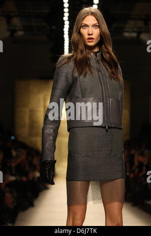 Ein Model trägt eine Schöpfung des indischen Designers Manish Arora im Rahmen von Paco Rabanne Frauen bereit zu tragen Herbst/Winter 2012/2013 Kollektion präsentiert während der Prêt Paris Fashionweek in Paris, Frankreich, 6. März 2012. Die Prêt-Frauen Mode Herbst/Winter läuft bis zum 7. März 2012. Foto: Hendrik Ballhausen Stockfoto