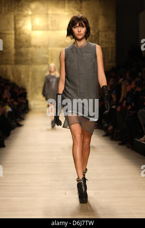 Ein Model trägt eine Schöpfung des indischen Designers Manish Arora im Rahmen von Paco Rabanne Frauen bereit zu tragen Herbst/Winter 2012/2013 Kollektion präsentiert während der Prêt Paris Fashionweek in Paris, Frankreich, 6. März 2012. Die Prêt-Frauen Mode Herbst/Winter läuft bis zum 7. März 2012. Foto: Hendrik Ballhausen Stockfoto