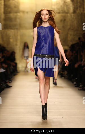 Ein Model trägt eine Schöpfung des indischen Designers Manish Arora im Rahmen von Paco Rabanne Frauen bereit zu tragen Herbst/Winter 2012/2013 Kollektion präsentiert während der Prêt Paris Fashionweek in Paris, Frankreich, 6. März 2012. Die Prêt-Frauen Mode Herbst/Winter läuft bis zum 7. März 2012. Foto: Hendrik Ballhausen Stockfoto