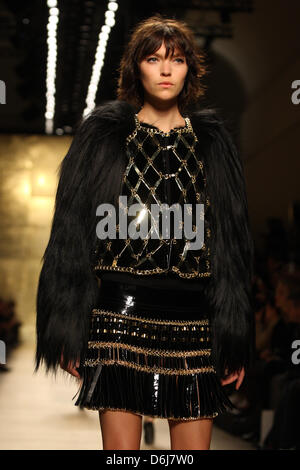 Ein Model trägt eine Schöpfung des indischen Designers Manish Arora im Rahmen von Paco Rabanne Frauen bereit zu tragen Herbst/Winter 2012/2013 Kollektion präsentiert während der Prêt Paris Fashionweek in Paris, Frankreich, 6. März 2012. Die Prêt-Frauen Mode Herbst/Winter läuft bis zum 7. März 2012. Foto: Hendrik Ballhausen Stockfoto
