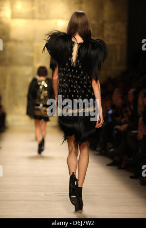 Ein Model trägt eine Schöpfung des indischen Designers Manish Arora im Rahmen von Paco Rabanne Frauen bereit zu tragen Herbst/Winter 2012/2013 Kollektion präsentiert während der Prêt Paris Fashionweek in Paris, Frankreich, 6. März 2012. Die Prêt-Frauen Mode Herbst/Winter läuft bis zum 7. März 2012. Foto: Hendrik Ballhausen Stockfoto