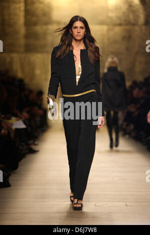 Ein Model trägt eine Schöpfung des indischen Designers Manish Arora im Rahmen von Paco Rabanne Frauen bereit zu tragen Herbst/Winter 2012/2013 Kollektion präsentiert während der Prêt Paris Fashionweek in Paris, Frankreich, 6. März 2012. Die Prêt-Frauen Mode Herbst/Winter läuft bis zum 7. März 2012. Foto: Hendrik Ballhausen Stockfoto