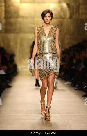 Ein Model trägt eine Schöpfung des indischen Designers Manish Arora im Rahmen von Paco Rabanne Frauen bereit zu tragen Herbst/Winter 2012/2013 Kollektion präsentiert während der Prêt Paris Fashionweek in Paris, Frankreich, 6. März 2012. Die Prêt-Frauen Mode Herbst/Winter läuft bis zum 7. März 2012. Foto: Hendrik Ballhausen Stockfoto