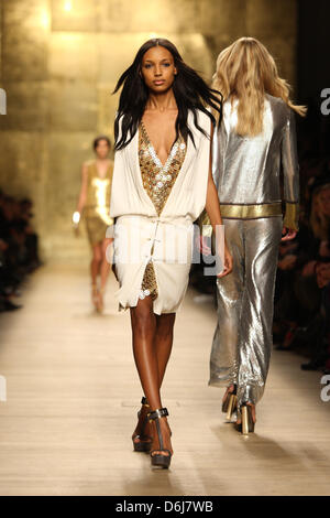 Ein Model trägt eine Schöpfung des indischen Designers Manish Arora im Rahmen von Paco Rabanne Frauen bereit zu tragen Herbst/Winter 2012/2013 Kollektion präsentiert während der Prêt Paris Fashionweek in Paris, Frankreich, 6. März 2012. Die Prêt-Frauen Mode Herbst/Winter läuft bis zum 7. März 2012. Foto: Hendrik Ballhausen Stockfoto