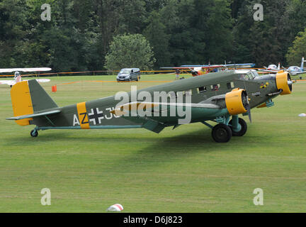 Datei - datiert eine Archiv Bild 2. September 2011 zeigt eine Junkers Ju 53 am Flugplatz Hahnweide bei Kirchheim Unter Teck, Deutschland. Am 7. März 1932 wurde Luftfahrtgeschichte geschrieben, als eine drei-Motor "(Tante) Tante Ju" Flug zum ersten Mal nahm. Foto: Franziska Kraufmann Stockfoto