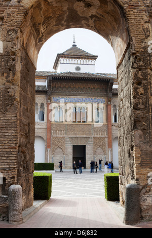 Patio De La Monteria und Palast von Pedro 1., The Alcazar, UNESCO-Weltkulturerbe, Sevilla, Andalusien, Spanien, Europa Stockfoto