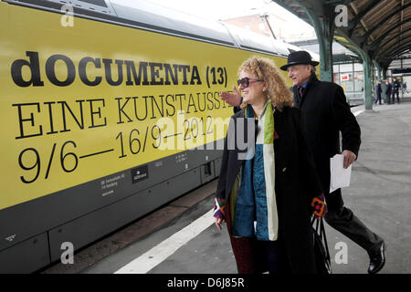 Künstlerischer Leiter der Documenta präsentieren Carolyn Christov-Bakargiev und Documenta-Geschäftsführer Bernd Leifeld elektronische Zug Motor mit einer Eadvert für die Documenta XIII auf dem Kulturbahnhof Bahnhof in Kassel, Deutschland, 7. März 2012. Der Triebwagen wird in den Intercity und Eurocity lange Entfernung Datenverkehr vom 8. März 2012 verwendet werden. Kunst Ausstellung Documenta XIII w Stockfoto