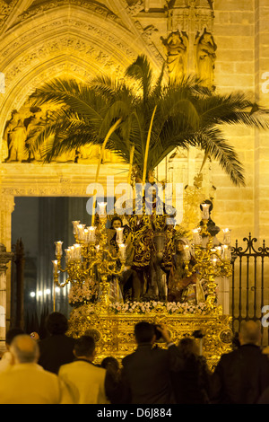 Semana Santa (Karwoche) Float mit Bild Christi außerhalb der Kathedrale von Sevilla, Sevilla, Andalusien, Spanien, Europa Stockfoto