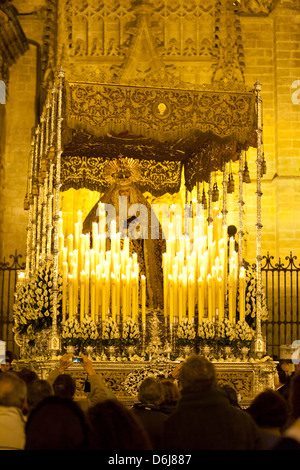 Semana Santa (Karwoche) Float (Pasos) mit Bild der Jungfrau Maria vor der Kathedrale von Sevilla, Sevilla, Andalusien, Spanien, Europa Stockfoto