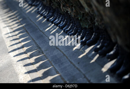 Datei - eine Archiv Bild datiert 5. Mai 2011 zeigt den Schatten der Soldaten an der namentlichen Platz der Herrenwalds Kaserne in Stadtallendorf, Deutschland. Bundesminister der Finanzen Schäuble (CDU) will Freiwilligen der Streitkräfte und zivile Neuregelung zu besteuern. Er denkt, dass sie in Zukunft Steuern auf ihr Gehalt bezahlen müssen. Foto: UWE ZUCCHI Stockfoto