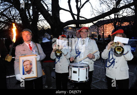 Demonstranten demonstrieren vor Schloss Bellevue gegen das Grand Tattoo (Großer Zapfenstreich) für ehemalige deutsche Bundespräsident Christian Wulff in Berlin, Deutschland, 8. März 2012. Wulff trat am 17. Februar 2012 nach Anschuldigungen der Einnahme persönliche Vorteile während seiner Zeit als Premier von Niedersachsen. Foto: MAURIZIO GAMBARINI Stockfoto