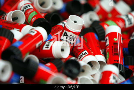 (Dpa-Datei) - ein Datei-Bild vom 18. Februar 2004 zeigt Gehäuse von der Firma Henkel Klebesticks liegen in einer Fabrik in Düsseldorf. Henkel liefert ein Presse-Breifing Bilanzpressekonferenz am 8. März 2012. Foto: Rolf Vennenbernd Stockfoto