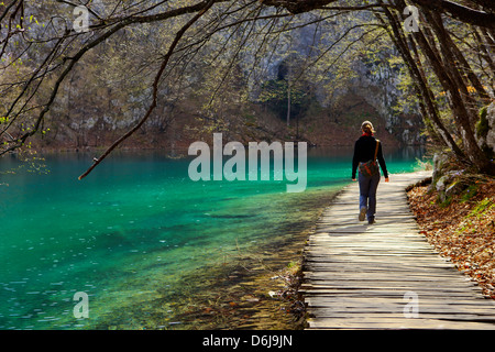 Besucher auf Gehweg Weg über Crystal Clear Waters der Nationalpark Plitvicer Seen, UNESCO-Weltkulturerbe, Plitvice, Kroatien Stockfoto