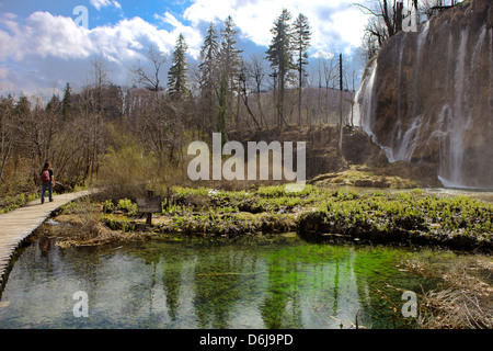 Holzsteg (Promenade) und Wasserfällen im Nationalpark Plitvicer Seen, UNESCO-Weltkulturerbe, Plitvice, Kroatien, Europa Stockfoto