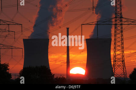 (Dpa-Datei) - geht die Sonne hinter den Kühltürmen des Kernkraftwerks Grafenrheinfeld, Deutschland, 21. August 2011. Ein Jahr nach der Katastrophe von Fukushima, hört man nur wenig von dem deutschen Atomforum, ein Forum der Lobbyisten, die Förderung der Nuklearwirtschaft. Foto: Daniel Karmann Stockfoto