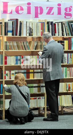 (DATEI) Eine Archivfoto vom 18. März 2011 zeigt Besucher surfen auf der Leipziger Buchmesse in Leipzig, Deutschland. Die Leipziger Buchmesse findet vom 15. bis 18. März 2012. Foto: Jan Woitas Stockfoto