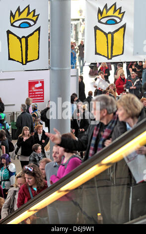 (DATEI) Eine Archivfoto vom 19. März 2011 zeigt den Besuchern auf der Leipziger Buchmesse in Leipzig, Deutschland. Die Leipziger Buchmesse findet vom 15. bis 18. März 2012. Foto: Jan Woitas Stockfoto