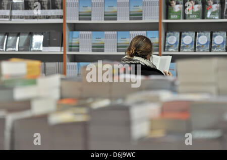 (DATEI) Eine Archivfoto vom 16. März 2011 zeigt eine junge Frau, die Lesung auf der Leipziger Buchmesse in Leipzig, Deutschland. Die Leipziger Buchmesse findet vom 15. bis 18. März 2012. Foto: Jan Woitas Stockfoto