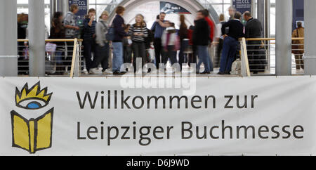 (DATEI) Eine Archivfoto vom 16. März 2011 zeigt den Besuchern auf der Leipziger Buchmesse in Leipzig, Deutschland. Die Leipziger Buchmesse findet vom 15. bis 18. März 2012. Foto: Jan Woitas Stockfoto