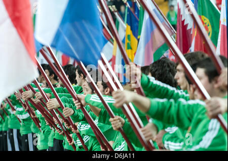 Freiwillige halten die Fahnen der teilnehmenden Nationen während der Eröffnungsfeier der Leichtathletik Hallen-WM in der Atakoy Arena in Istanbul, Türkei, 9. März 2012. Foto: Bernd Thissen Dpa +++(c) Dpa - Bildfunk +++ Stockfoto