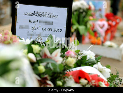 NEUE (korrigierte Staatsangehörigkeit des Opfers) Blumen lag auf dem Grab eines jungen Mannes der Deutsch-libanesische Sehitlik Moschee im Bereich Neukölln von Berlin, Deutschland, 9. März 2012. Der 18-jährige wurde durch eine 34-jährige in Selbstverteidigung im südlichen Neukölln erstochen. Die Staatsanwaltschaft gibt eine Verhaftung warant vorerst nicht heraus. Der Vater des jungen sprach gegen jede Art von retr Stockfoto