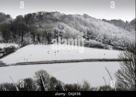 Kinder Rodeln auf einem Hügel in der Nähe von Wotton-unter-Kante, Gloucestershire UK Stockfoto