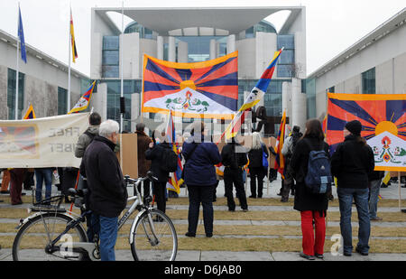 Demonstranten stehen vor dem Bundeskanzleramt in Berlin, Deutschland, 10. März 2012. Hier treffen sich Demonstranten am Jahrestag des tibetischen Aufstandes gegen die chinesische Herrschaft in Tibet 1959. Foto: BRITTA PEDERSEN Stockfoto