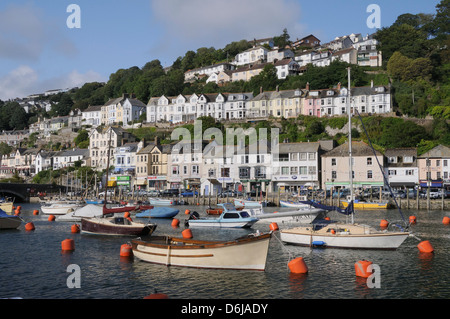 Angelboote/Fischerboote und Segelyachten vor Anker in Looe Hafen, Cornwall, England, Vereinigtes Königreich, Europa Stockfoto