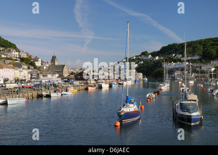 Segel-Yachten und Fischerboote ankern in Looe Hafen, Cornwall, England, Vereinigtes Königreich, Europa Stockfoto