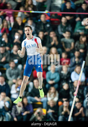 Renaud Lavillenie Frankreichs feiert nach dem Sprung 5,95 während der Stabhochsprung Finale bei der Leichtathletik Indoor Weltmeisterschaft in Atakoy Leichtathletik-Arena in Istanbul, Türkei 10. März 2012. Foto: Bernd Thissen dpa Stockfoto