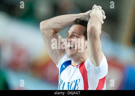 Renaud Lavillenie Frankreichs feiert nach dem Sprung 5,95 während der Stabhochsprung Finale bei der Leichtathletik Indoor Weltmeisterschaft in Atakoy Leichtathletik-Arena in Istanbul, Türkei 10. März 2012. Foto: Bernd Thissen dpa Stockfoto