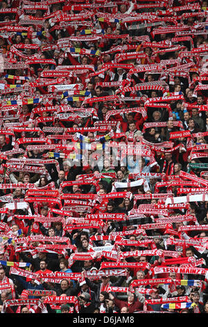 Mainz-Fans halten, dass ihre Schals bis vor dem Schlusspfiff in der deutschen Bundesliga zwischen FSV Mainz und FC Nürnberg in der Coface Arena in Mainz, Deutschland, 10. März 2012 übereinstimmen. Mainz 2: 1 gewonnen. Foto: Fredrik Von Erichsen (Achtung: EMBARGO Bedingungen! Die DFL ermöglicht die weitere Nutzung der Bilder im IPTV, mobile Dienste und anderen neuen Technologien erst frühestens Tw Stockfoto