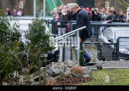 Der ehemalige Geschäftsführer des Fußball-Bundesligisten 1. FC Köln, Volker Finke, Spaziergänge auf dem Weg zu einer Pressekonferenz in Köln, Deutschland, 11. März 2012. Fußball-Bundesligisten 1. FC Köln weiter Zusammenarbeit mit Finke aufgehört hat. Foto: Rolf Vennenbernd Stockfoto