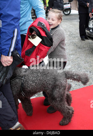 Prinzessin Ingrid Alexandra kommt mit Hund Mille Kakao, Skispringen FIS Weltcup am Holmenkollen in Oslo, Norwegen, 11. März 2012 zu besuchen. Foto: Albert Nieboer / Niederlande, Stockfoto