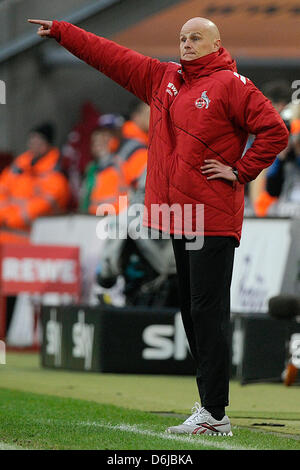 Kölns Trainer Stale Solbakken Gesten während der Fußball-Bundesliga Spiel 1. FC Köln gegen Hertha BSC im RheinEnergieStadion in Köln, 10. März 2012. Köln am 1: 0. Foto: Marius Becker Stockfoto