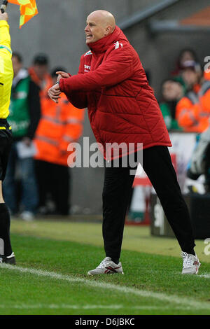 Kölns Trainer Stale Solbakken Gesten während der Fußball-Bundesliga Spiel 1. FC Köln gegen Hertha BSC im RheinEnergieStadion in Köln, 10. März 2012. Köln am 1: 0. Foto: Marius Becker Stockfoto