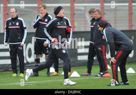 Bayern Bastian Schweinsteiger (FRONT C) läuft während einer Übung am Trainingsgelände des Vereins in München, Deutschland, 12. März 2012. Bayern München sieht sich der FC Basel in der Champions League letzten sechzehn zweite Bein Spiel am 13. März 2012. Foto: Andreas Gebert Stockfoto