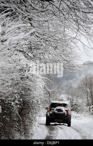 Allrad-Fahrzeug auf einer Straße in der Nähe von Wotton-unter-Kante, Gloucestershire UK Stockfoto