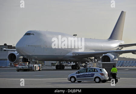 (Dpa-Datei) - ein Datei-Bild datiert 8. Dezember 2011 eine Boeing 747-8 Intercontinental Flugzeuge Rollen zu einem Tor am Flughafen in Frankfurt Am Main, Deutschland. Lufthansa fordert Boeing Nachbesserungen bei ihren neuesten Jumbo Jet durchführen. Vorerst, hat die US-Aviatian-Behörde Federal Aviation Administration (FAA) füllen die hinteren Tanks des Flugzeugs verboten. PH Stockfoto