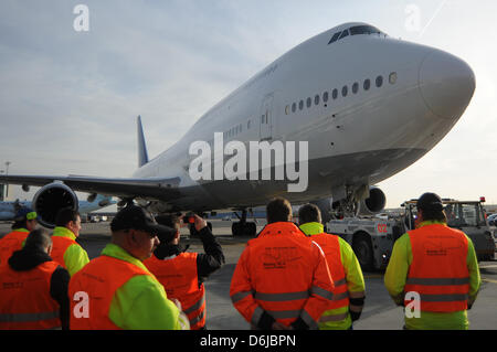 Eine Boeing 747-8 Intercontinental Flugzeug rollt zu einem Tor am Flughafen in Frankfurt Am Main, Deutschland, 8. Dezember 2011. Lufthansa fordert Boeing Nachbesserungen bei ihren neuesten Jumbo Jet durchführen. Vorerst, hat die US-Aviatian-Behörde Federal Aviation Administration (FAA) füllen die hinteren Tanks des Flugzeugs verboten. Foto: Stefan Scheuer Stockfoto