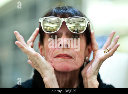 (Dpa-Datei) - ein Datei-Bild vom 3. März 2012 zeigt Schauspielerin bin Geraldine Chaplin posieren in einem Interview in Frankfurt Main, Deutschland. In einem Interview für die April-Ausgabe der deutschen Zeitschrift "Brigitte Woman" sagte 67 Jahre alte Tochter des berühmten Komiker Charlie Chaplin sie nichts Positives über das Altern nicht gefunden haben. Foto: Boris Roessler Stockfoto