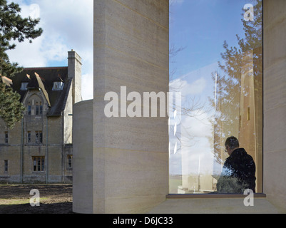 Ripon Kapelle, Cuddesdon, Vereinigtes Königreich. Architekt: Niall McLaughlin Architects, 2013. Fassade mit abstehenden privaten Gebet spa Stockfoto