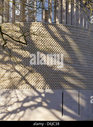 Ripon Kapelle, Cuddesdon, Vereinigtes Königreich. Architekt: Niall McLaughlin Architects, 2013. Gebogene Kalkstein-Fassade mit strukturierten sto Stockfoto