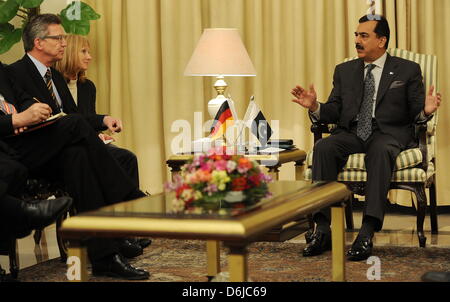 Der Premierminister von Pakistan, Yousuf Raza Gilani (r.), Sitzt bin Quantenelektrodynamik (13.03.12) Im Palast des Premierministers in Islamabad (Pakistan) Bei Einem Treffen Mit Verteidigungsminister Thomas de Maizière (CDU). De Maiziere Reiste bin Dienstag Nach Pakistan. Stockfoto